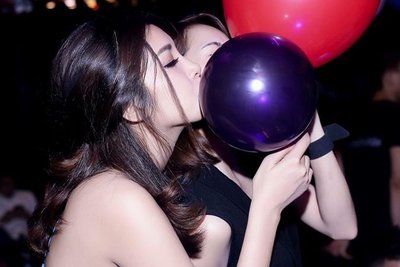 Hình ảnh giới trẻ Hà Nội vô tư sử dụng bóng cười công khai từ vỉa hè đến  quán bar