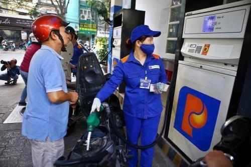 What is the fine for violations against regulations on signboards of petrol and oil distributors and retailers in Vietnam?