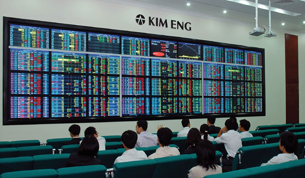 What are the penalties for violations of regulations on securities trading license in Vietnam?