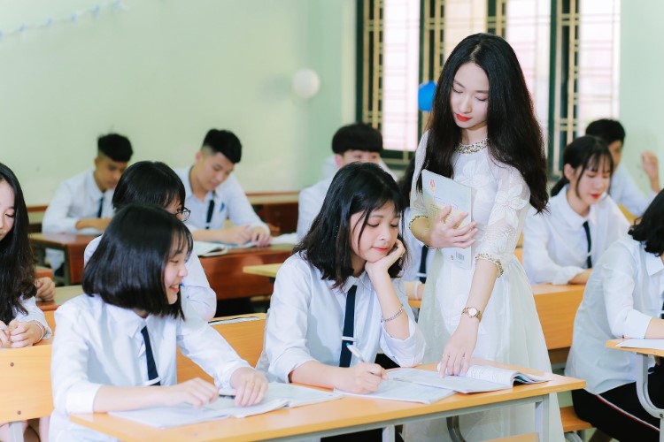 Removal of language and informatics certificate requirements for primary school teachers in Vietnam