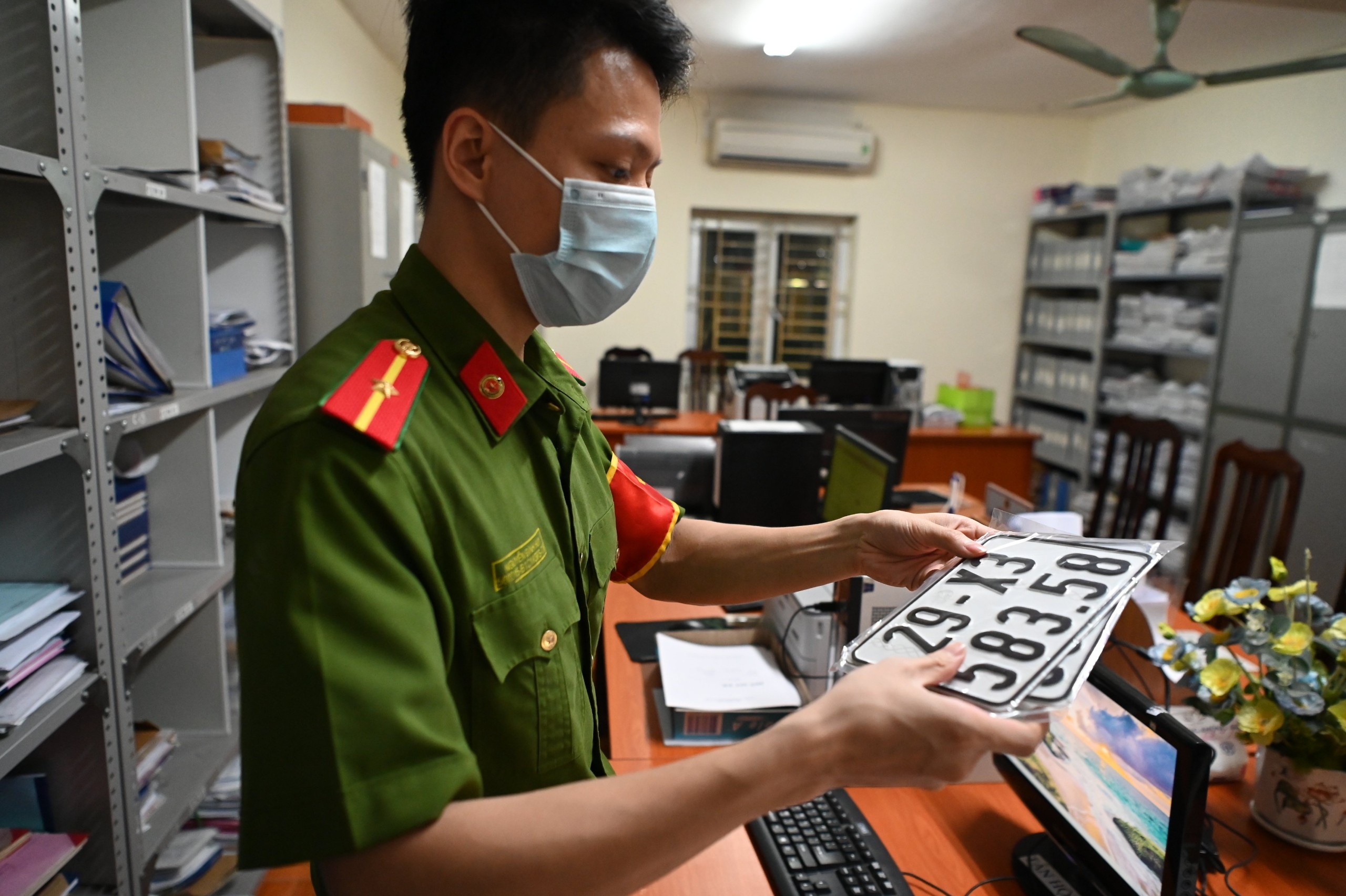 Procedures for registering motorcycle title transfer at the commune-level police in Vietnam