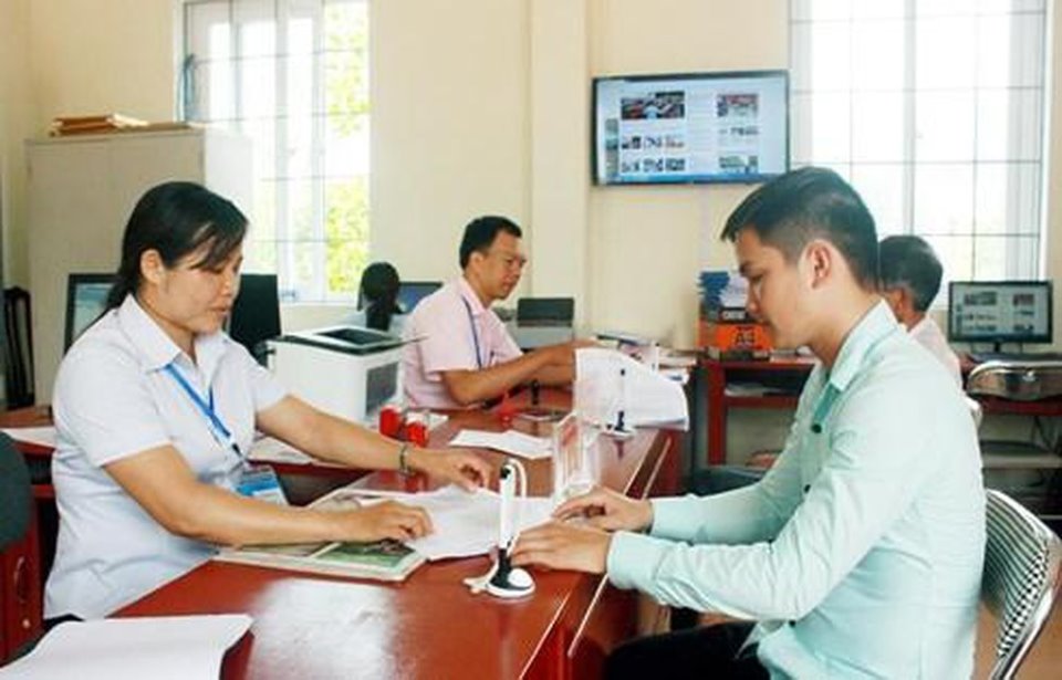 What are the titles of commune-level cadres and civil servants in Vietnam? 