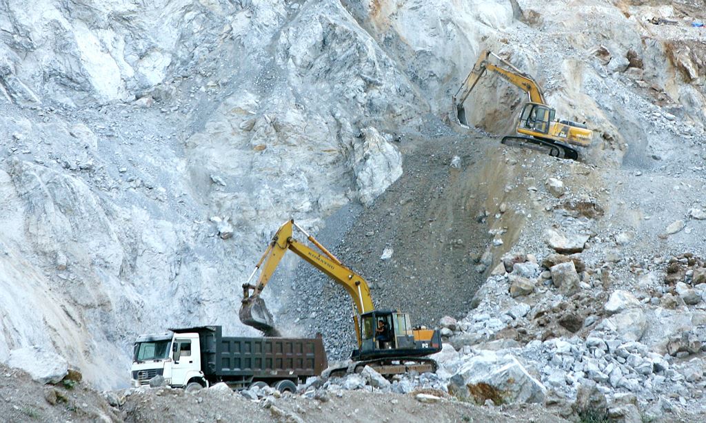 What is the amount of deposit before the mineral extraction right auction in Vietnam?