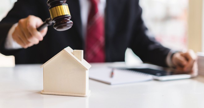 What are the cases in which the property seller may cancel the property auction service contract in Vietnam?