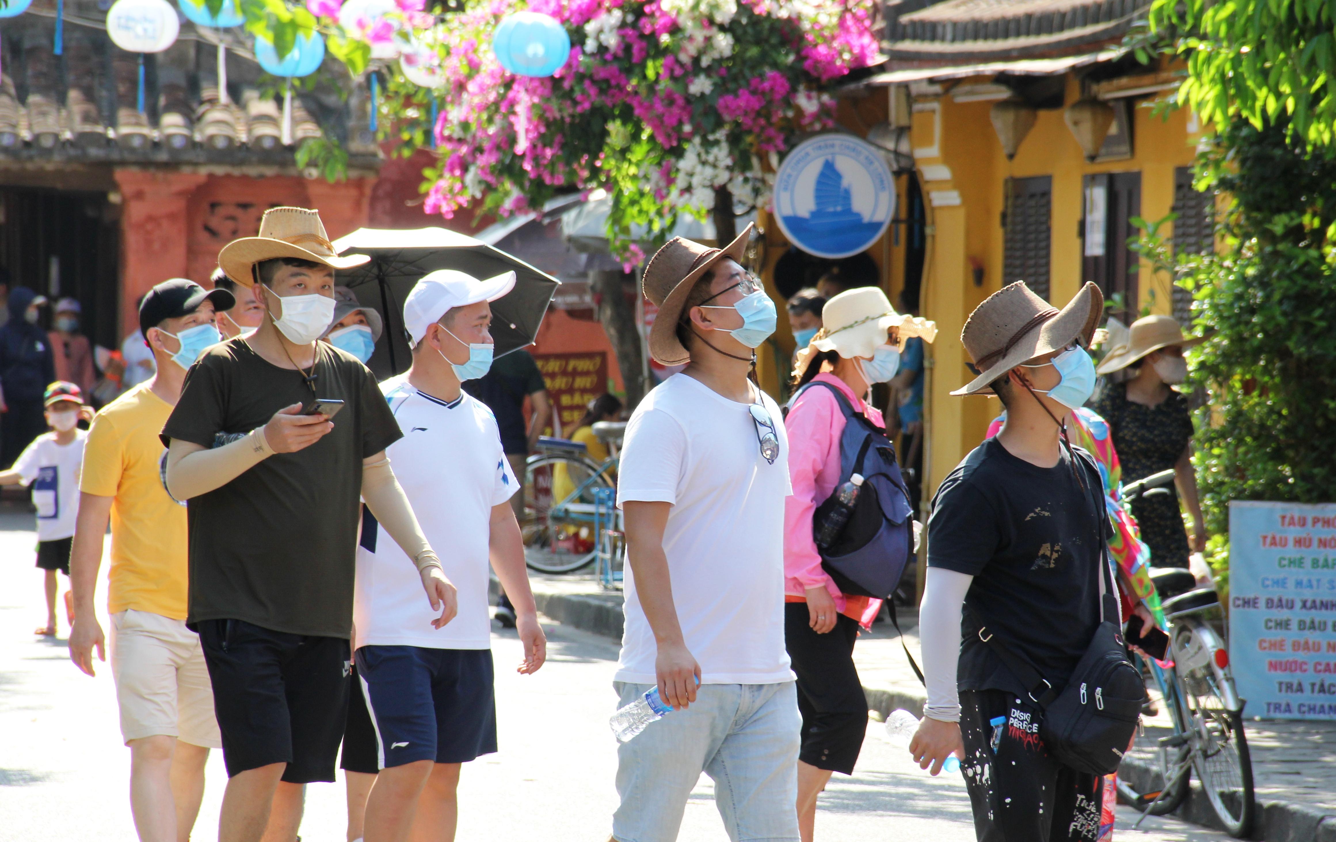 How are tourists classified in Vietnam?