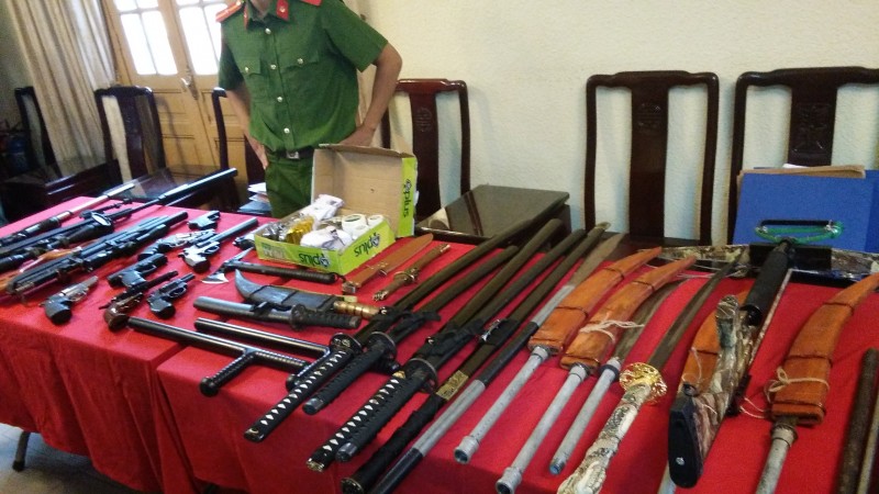 Procedures for issuance of licenses to use military weapons in Vietnam