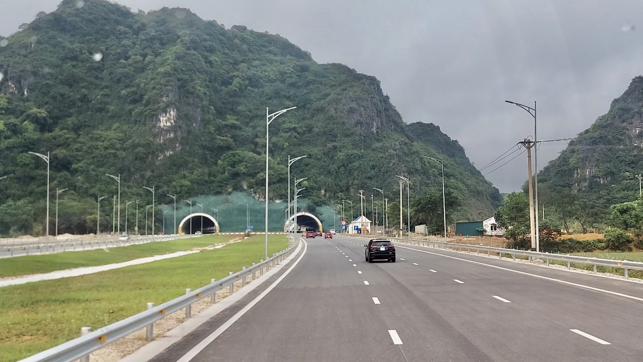 What are the regulations on organization of expressway traffic in Vietnam?