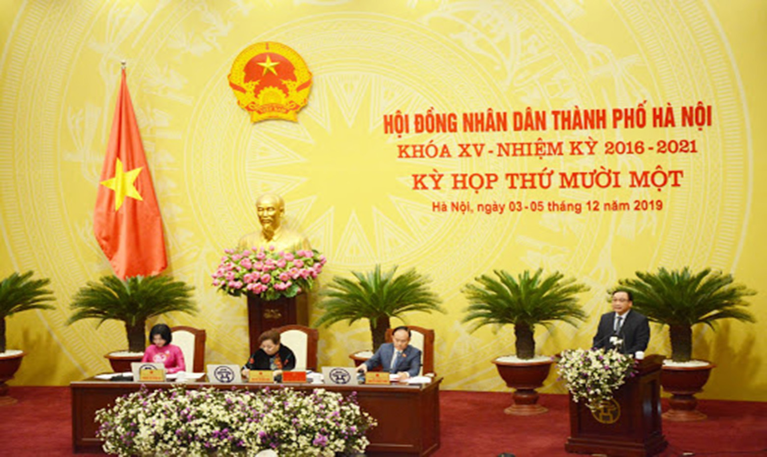 The process of collecting votes of confidence at the People's Councils of provinces and districts in Vietnam