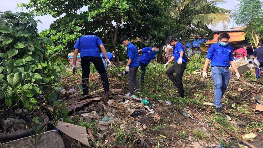 People in Ho Chi Minh City not to litter the streets and canals