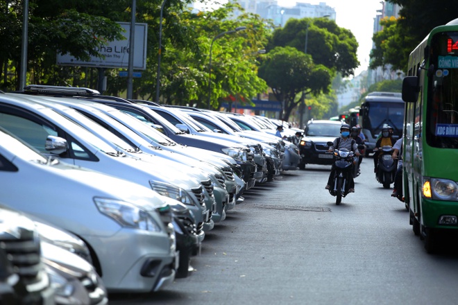 The latest regulations on standing and parking on roads in Vietnam