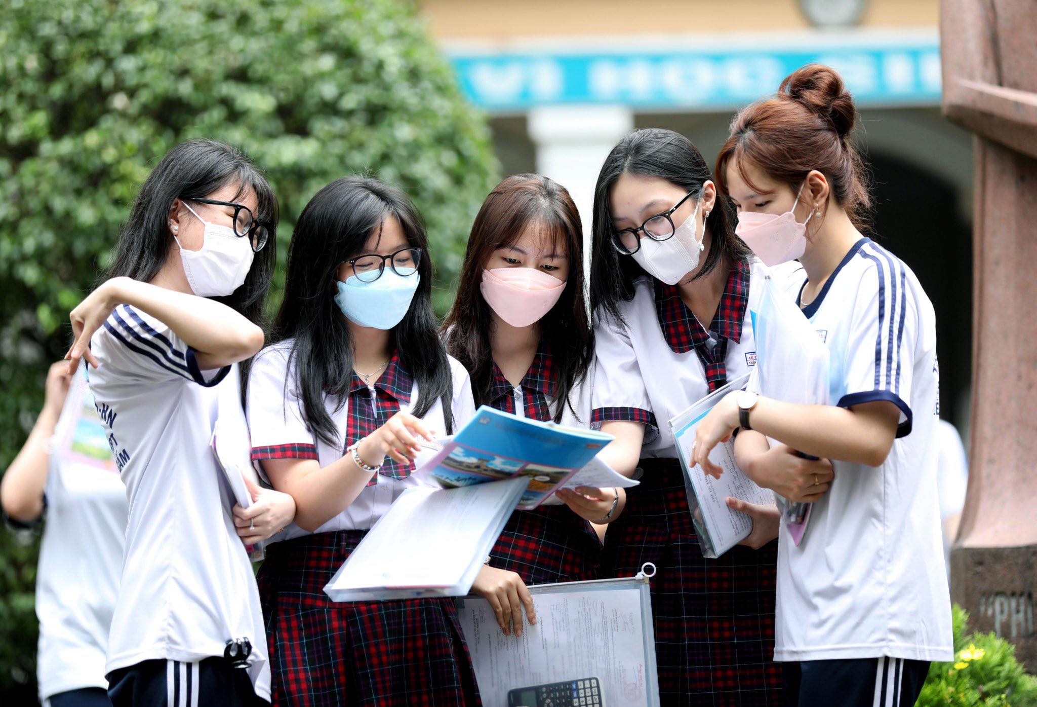 When must candidates confirm university admission online in 2023 in Vietnam?