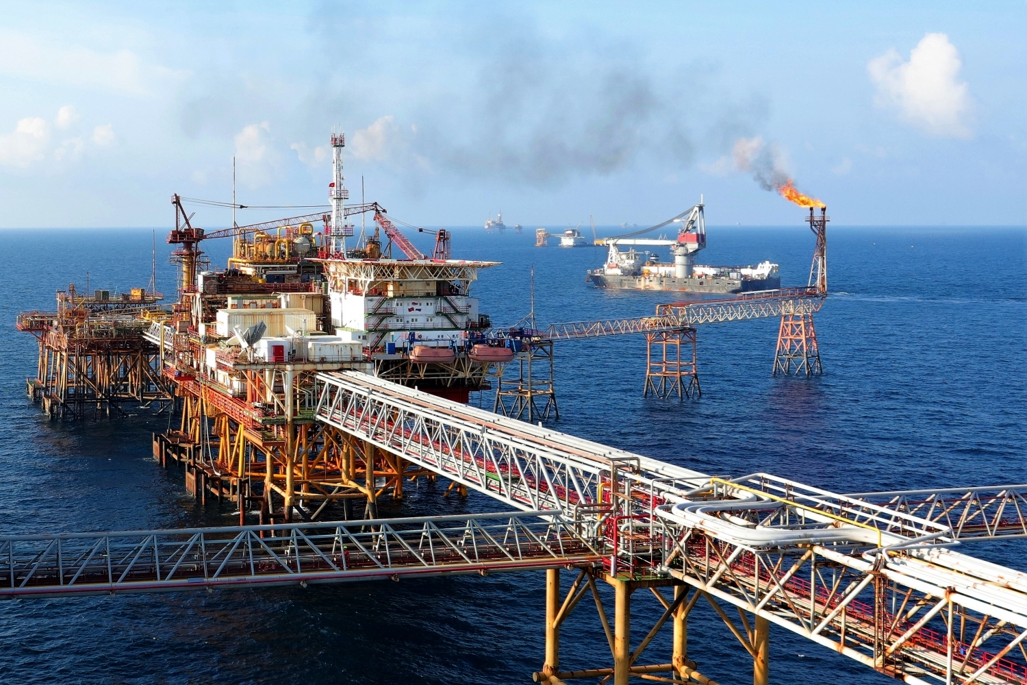 Vùng an toàn xung quanh công trình dầu khí trên biển bao gồm vùng nào?