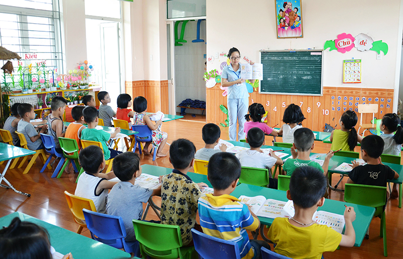 To prepare to pilot universal preschool education for kindergarten children in some provinces and cities in Vietnam