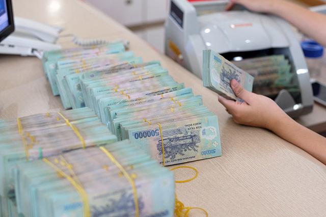 What is the rate of fees for withdrawing cash at State Bank of Vietnam?