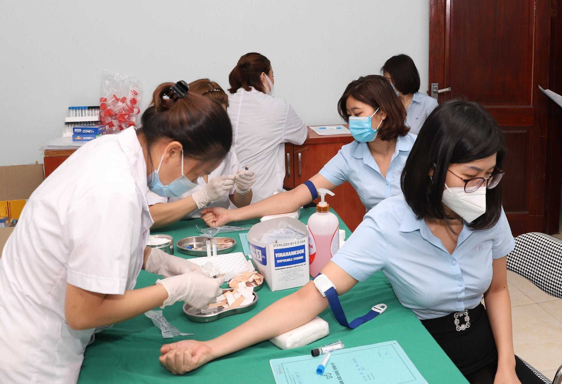 Is the enterprise in Vietnam obliged to provide healthcare and occupational disease check-ups?