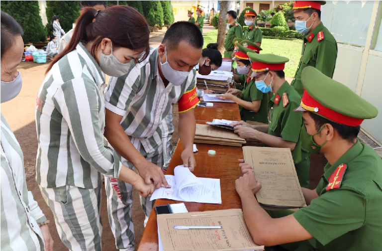 Guidance on organizing the implementation of decisions on admission of persons serving prison sentences in Vietnam