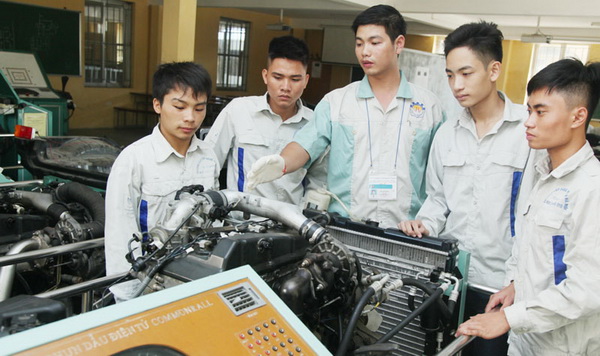 What are the regulations on salary ranking for professional titles of public employees specializing in vocational education in Vietnam?