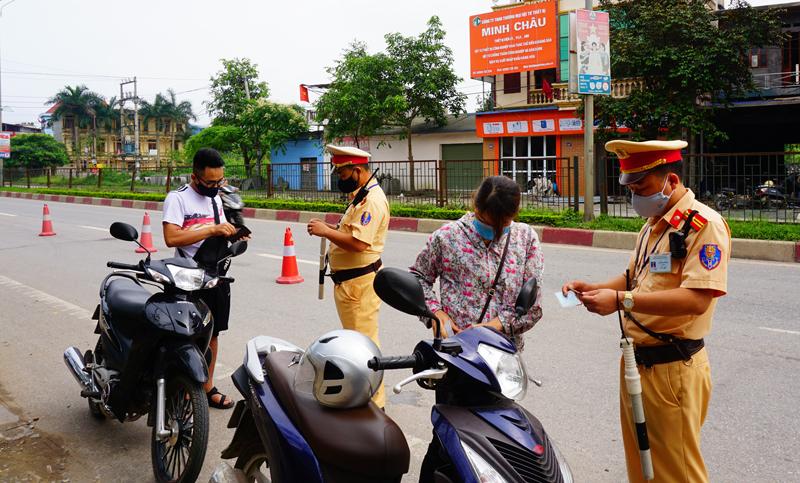  Cases of traffic police patrolling and public control combined with disguise in Vietnam