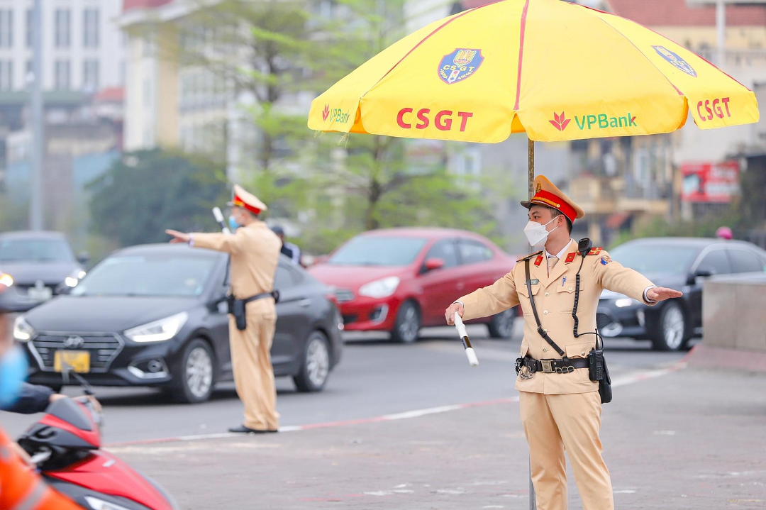 After finishing the patrol and control, the traffic police in Vietnam must hand over the fine