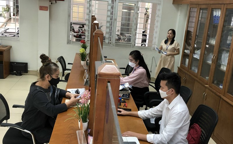 Instructions on salary ranking when changing ranks in the same category of civil servants and public employees in Vietnam