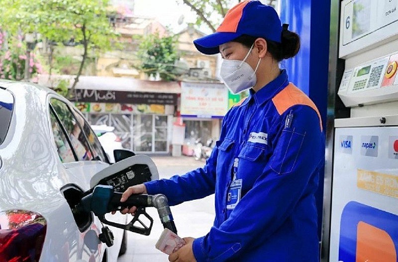 To expect to continue reducing environmental protection tax on gasoline by 50% by 2024 in Vietnam