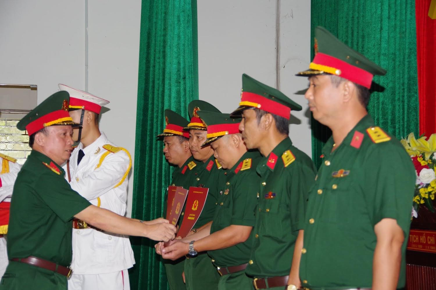 Duration and age limit for active services for professional servicemen in Vietnam