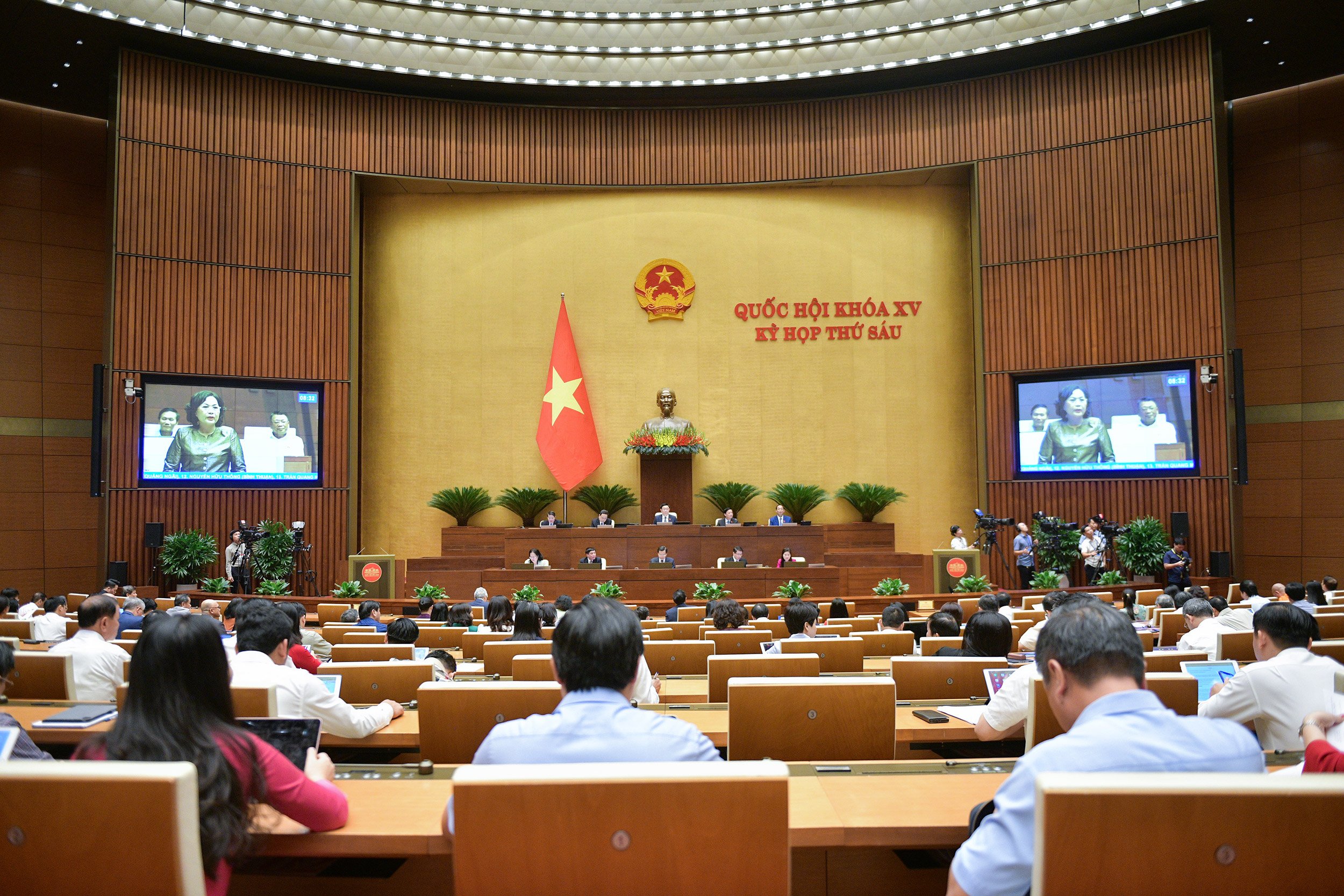 Governor  of  the  State  Bank  of  Vietnam  Answers  Questions  at  the  Session