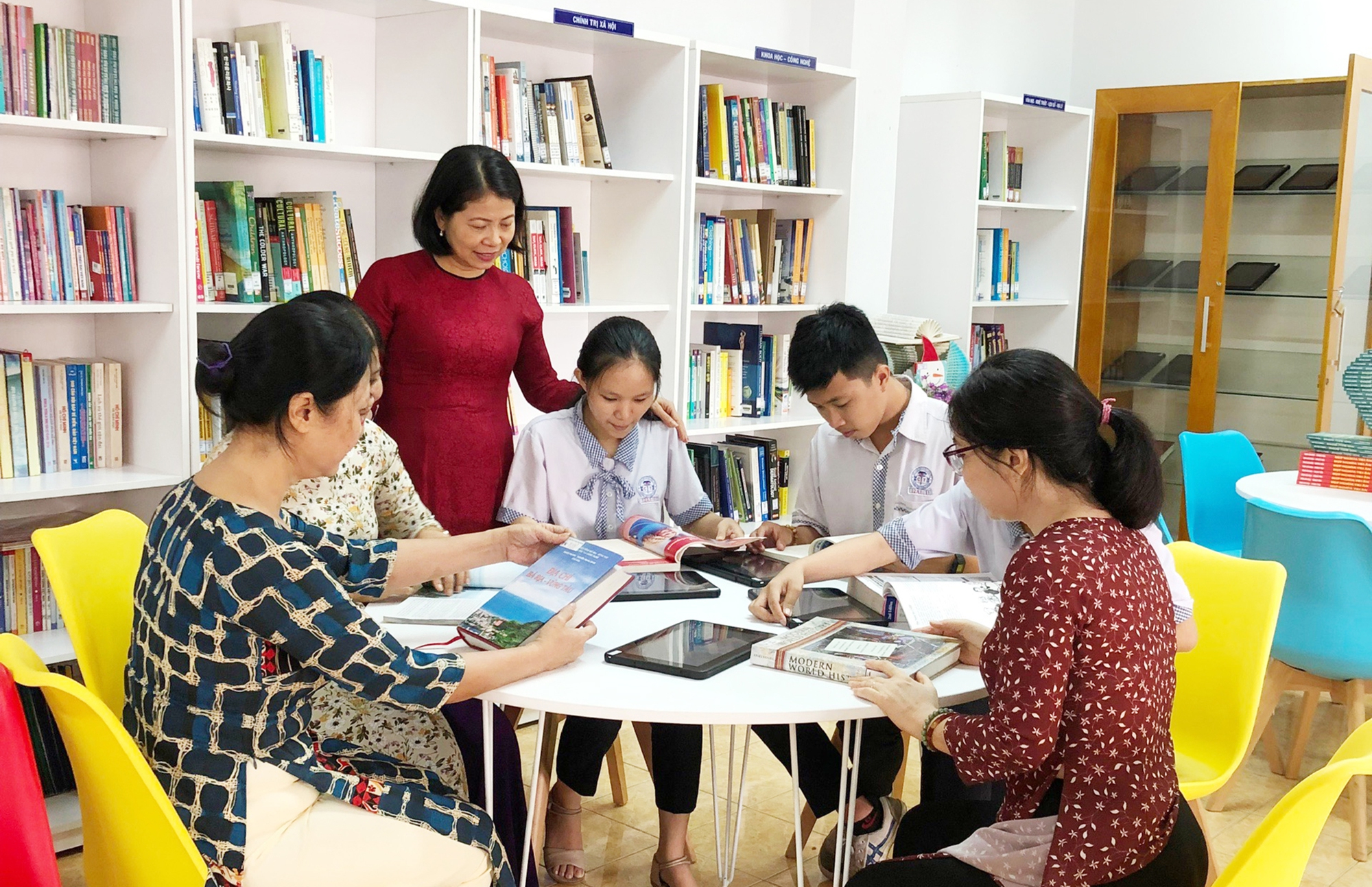 Principles for determining job positions and quotas for the number of people working at public schools in Vietnam