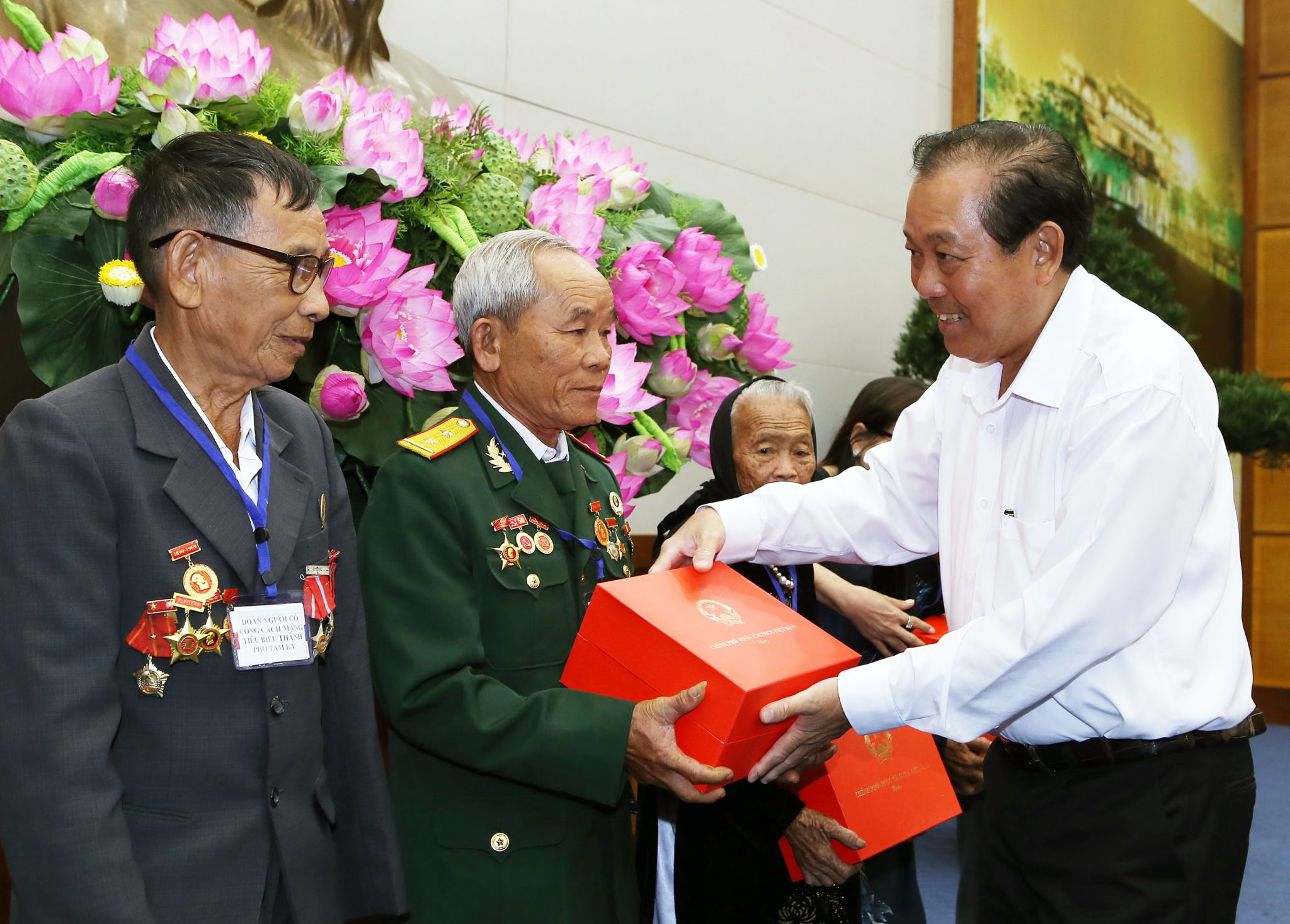 Two levels of gifts for people with meritorious services to the revolution during the Lunar New Year of Dragon 2024 in Vietnam