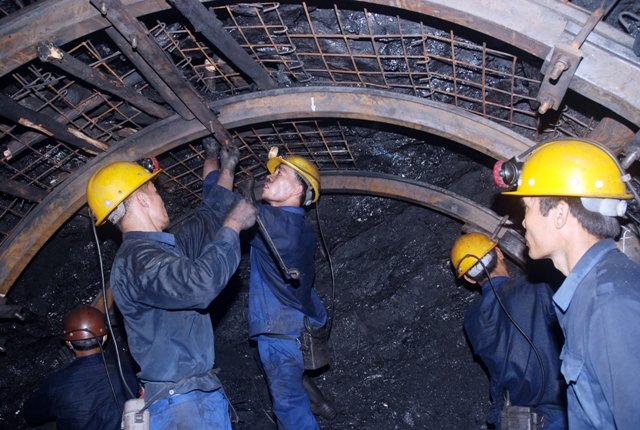 To complete the policy mechanism on wages to attract workers in mines and furnaces in Vietnam