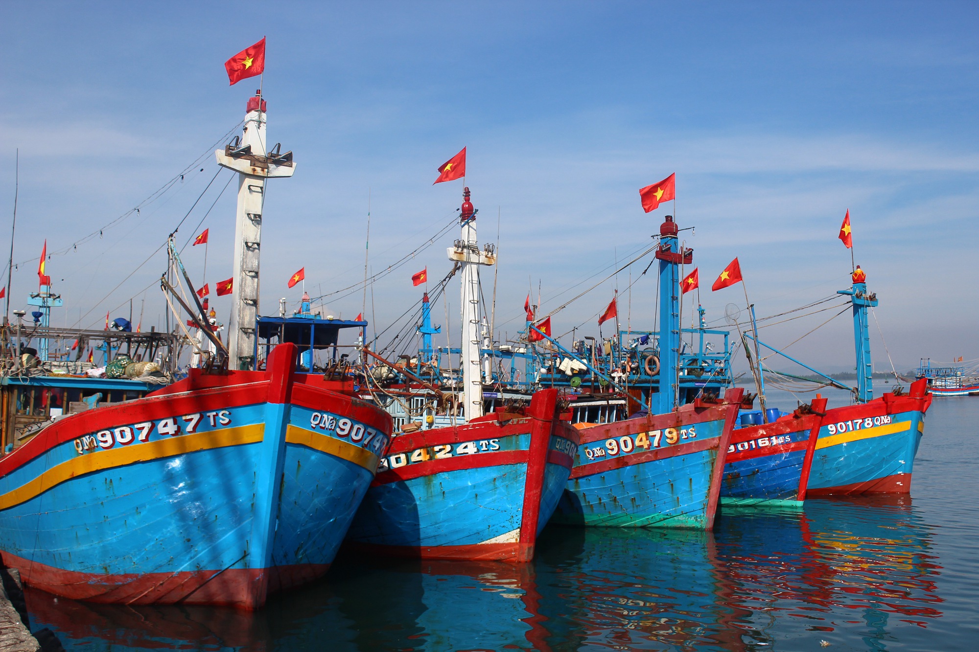 To complete the formation of policies to support fishermen during the period of ban on fishing in Vietnam