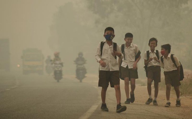 To consider the options to let students in Vietnam take days off if the air quality is at a hazardous level for 3 consecutive days 