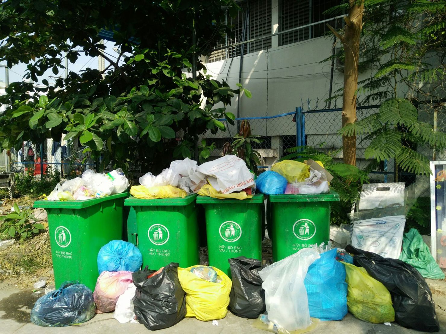Classification, storage and transfer of domestic solid waste in Vietnam