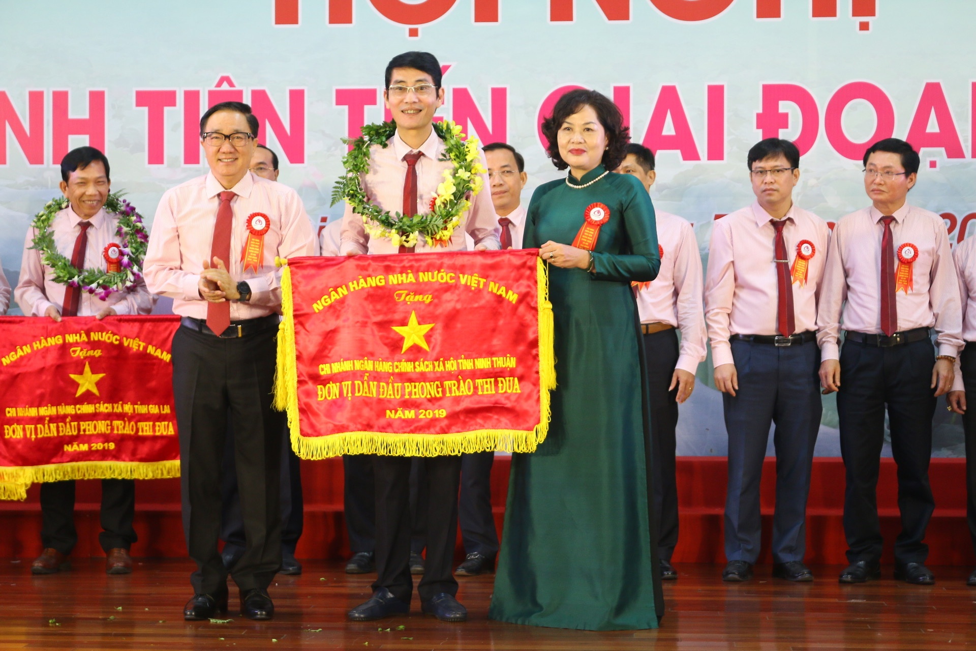  Authority to decide on the award of emulation titles and forms of commendation in the banking sector in Vietnam