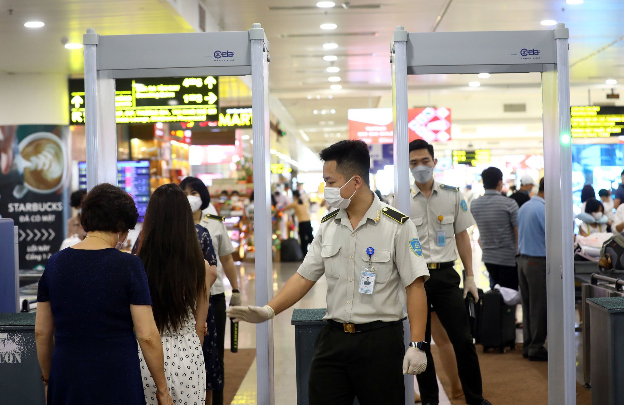 Procedures for issuing new airport security control cards with a long-term use value in Vietnam