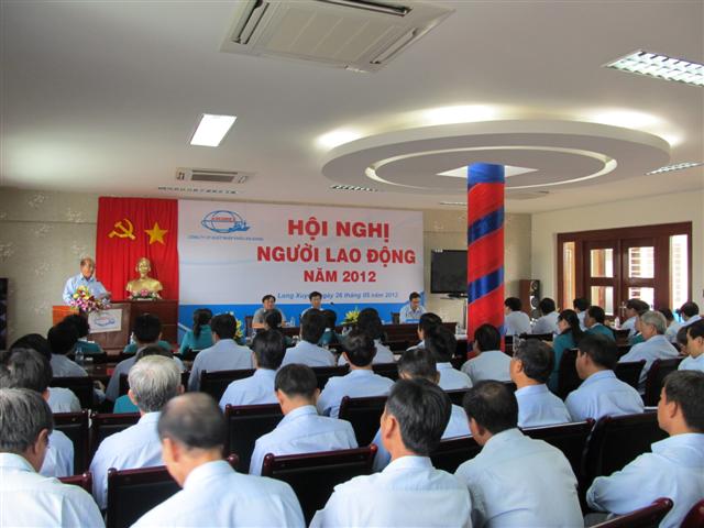 Composition and quantity of participants in dialogue at the workplace in Vietnam