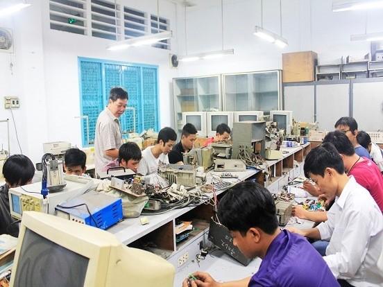 Hanoi  organizes  primary-level  training  and  training  under  3  months  for  nearly  14,000  people